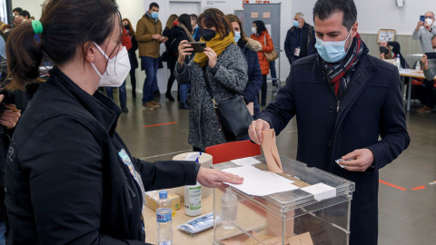 13/02/2022 El candidato del PSOE a la presidencia de la Junta de Castilla y León, Luis Tudanca, vota en el colegio electoral instalado en el Centro Cívico del S-3 en Burgos