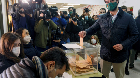 13/02/2022 El candidato de VOX a la presidencia de la Junta de Castilla y León, Juan García-Gallardo, ejerce su derecho al voto en el Colegio Río Arlanzón de Burgos