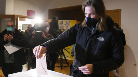 13/02/2022 El candidato de Unidas Podemos a la presidencia de Castilla y León, Pablo Fernández, acude a ejercer su derecho al voto en el Colegio Electoral del Ayuntamiento San Marcelo en León