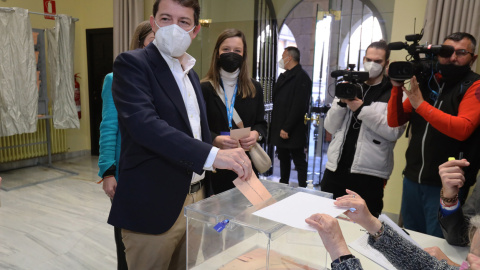 13/02/2022 El candidato del PP a la Presidencia de la Junta de Castilla y León, Alfonso Fernández Mañueco, ejerce su derecho al voto en la antigua sede de la Delegación Territorial de la Junta de Castilla y León en Salamanca