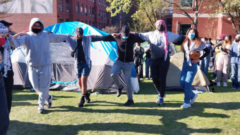 Estudiantes propalestina bailan un tradicional baile popular en simbología a su apoyo al pueblo palestino en la Universidad Northeastern en Boston (EEUU).