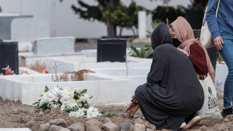 Vestida completamente de negro, Cadi, la madre de Yamila, acompañó a la pequeña, de cinco años, en su último adiós en el cementerio de San Lázaro, en Las Palmas de Gran Canaria