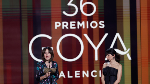 La directora afgana Sahraa Karimi (i) y la actriz Marian Álvarez durante la gala de la 36 edición de los Premios Goya