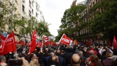 Miles de militantes muestran su apoyo a Sánchez en Ferraz al grito de "democracia sí, fascismo no"