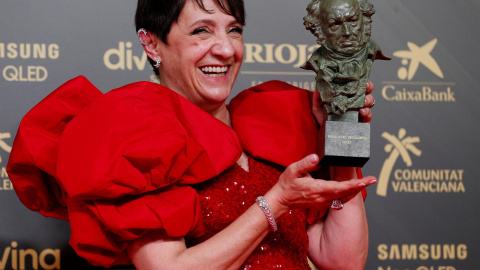 La actriz Blanca Portillo posa con el Goya a "Mejor actriz protagonista" por su trabajo en "Maixabel" durante la gala de la 36 edición de los Premios Goya