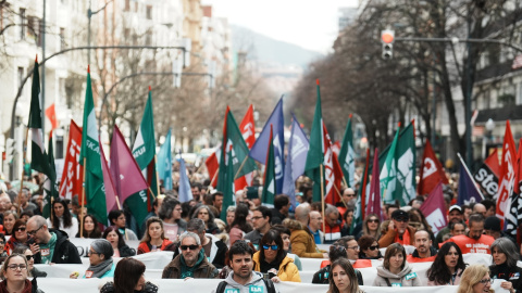 Decenas de personas con una pancarta durante una manifestación en bajo el lema: ‘A favor del servicio público, consensuar aquí los salarios y el empleo’, el 12 de marzo de 2024, en Bilbao.