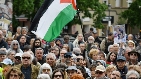 Decenas de personas en una concentración del mundo de la cultura para exigir el alto al fuego en Gaza, en la Plaza del Museo Reina Sofía, a 27 de abril de 2024.