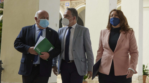 La consejera de Agricultura de la Junta de Andalucía, Carmen Crespo, (d) el consejero de la Presidencia, Elías Bendodo, (2d) y el consejero de Sanidad, Jesús Aguirre,(i).