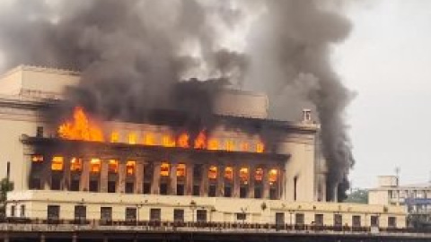 Un gran incendio destruye un edificio histórico del centro de Manila