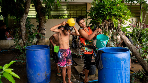 11/06/2023 - Filipinos evacuados de sus casas tras el aumento del nivel de alerta del volcán Mayón.