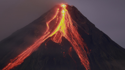 16/06/2023 - El volcán Mayon arroja cenizas y lava en la ciudad de Legaspi, provincia de Albay, Filipinas, a 16 de junio de 2023.