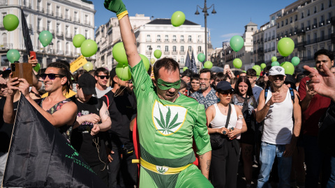 Un hombre disfrazado de superhéroe marcha para defender los derechos de la comunidad cannábica organizada por ConFAC, desde la Puerta del Sol, a 6 de mayo de 2023, en Madrid (España).