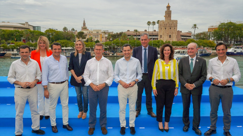 Alberto Núñez Feijóo y Juan Manuel Moreno Bonilla, con los alcaldes del PP en las capitales andaluzas.