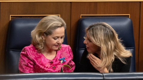 La vicepresidenta segunda y ministra de Economía, Nadia Calviño, y la vicepresidenta segunda y ministra de Trabajo y Economía Social, Yolanda Díaz, conversan durante el acto de jura de la Constitución ante las Cortes Generales, en el Congreso de los 