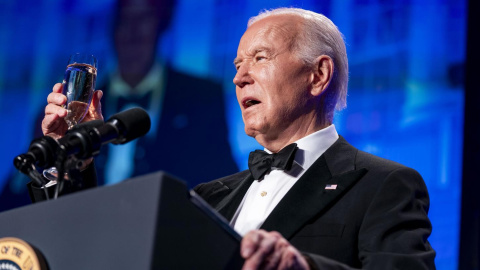 El presidente de EE.UU., Joe Biden, durante su discurso en la cena organizada por la Asociación de Corresponsales de la Casa Blanca.