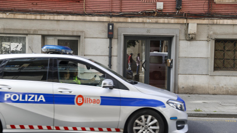 16/06/2023 - Un coche policial frente al lugar de los hechos.