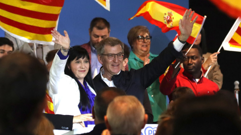 Montse Berenguer, candidata del PPC a Lleida, i el president del PP, Alberto Núñez Feijóo, al míting electoral a la Llotja de Lleida.