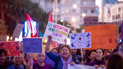 Cientos de personas durante una manifestación con motivo del Día Internacional de la Mujer, a 8 de marzo de 2023, en Las Palmas de Gran Canaria, Gran Canaria, Canarias, (España)