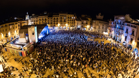 Plaça Major de Vic plena de públic durant un concert dins el Mercat de Musica Viva de Vic 2022