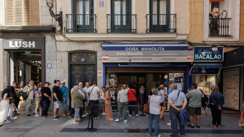 Varias personas hacen cola para comprar en la administración de loterías Doña Manolita, a 20 de septiembre de 2023, en Madrid.