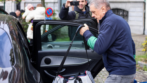 El ex eurodiputado italiano Pier Antonio Panzeri sube a un coche al salir de la prisión de Saint-Gilles en Bruselas, el 13 de abril de 2023.