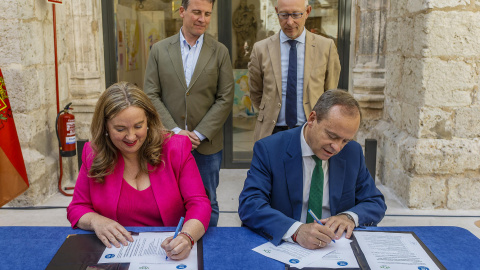 Los números uno de las candidaturas del PP y de Vox en Burgos Cristina Ayala y Fernando Martínez-Acitores, en el Ayuntamiento de Burgos.