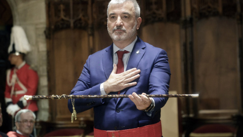 El socialista Jaume Collboni con el bastón de mando tras ser elegido este sábado nuevo alcalde de Barcelona, a 17 de junio de 2023.