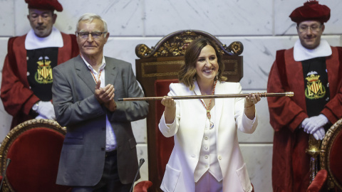 Joan Ribó entrega el bastón de mando a la alcaldesa entrante de la ciudad, María José Catalá (PP), a 17 de junio de 2023, en València.