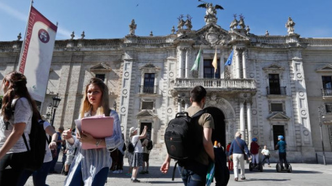 Estudiantes acuden a la universidad de Sevilla, antiguo Colegio de Santa María de Jesús.