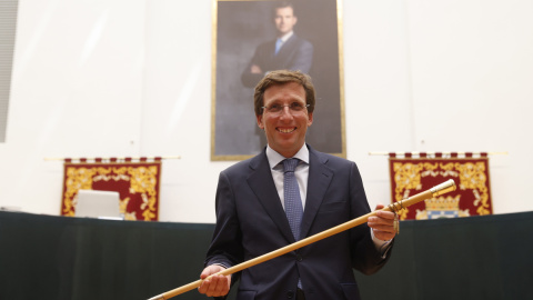 El alcalde de Madrid, José Luis Martínez Almeida, posa con el bastón de mando tras el pleno constitutivo del Consistorio madrileño, a 17 de junio de 2023.