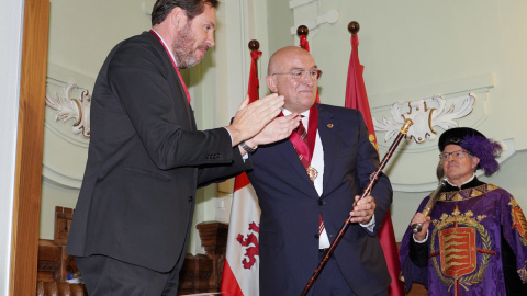 El nuevo alcalde de Valladolid, Jesús Julio Carnero, recibe el bastón de mando de manos de su antecesor en el cargo, Óscar Puente, a 17 de junio de 2023