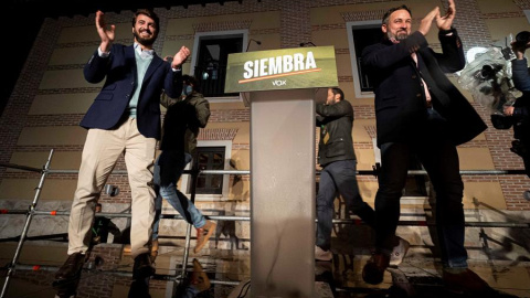 13/02/2022.- El presidente de Vox, Santiago Abascal (d), y el candidato de esta formación a la Presidencia de la Junta de Castilla y León, Juan García-Gallardo (i), valoran los resultados electorales autonómicos, hoy domingo en Valladolid. Vox ha pasa