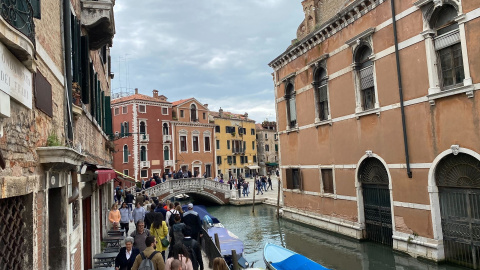 Foto de archivo de grandes grupos de turistas en el centro de Venecia, a 19 de mayo de 2023.