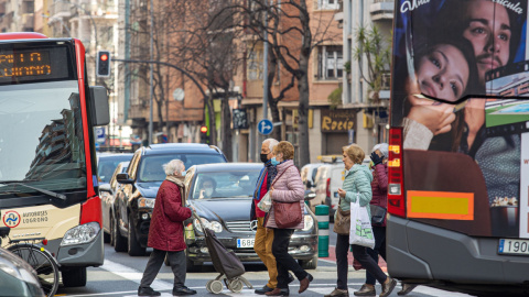 viandantes cruzan una calle de Logroño con mascarillas, pese a que los riojanos, como el resto de los españoles, se despiden hoy de la obligatoriedad del uso de las mascarillas en el exterior, una medida que entró en vigor el pasado 24 de diciembre en 