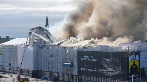 Estado del edificio de la Bolsa de Copenhage tras el incendio.