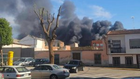 Espectacular incendio en una fábrica de plásticos en Madridejos: piden a la población que no salga de casa