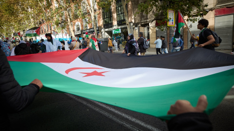 Varias personas sujetan una bandera durante una manifestación en apoyo al Sahara Occidental, desde Atocha a la plaza de Jacinto Benavente, a 11 de noviembre de 2023