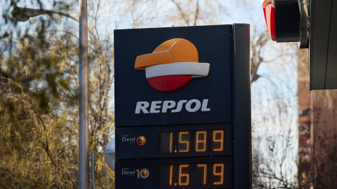 Precios en una gasolinera de Repsol, a 27 de diciembre de 2023, en Madrid (España).