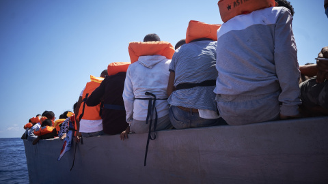 Varios de los migrantes que viajan en una patera avistada por la ONG Open Arms desde el barco 'Astral', a 8 de septiembre de 2021, en el Mar Mediterráneo, en las inmediaciones de Lampedusa, Sicilia (Italia)