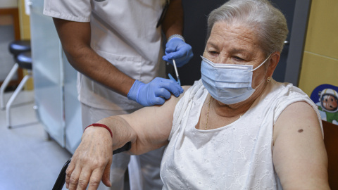 Foto de archivo. Una mujer recibe una dosis de la vacuna contra la gripe.