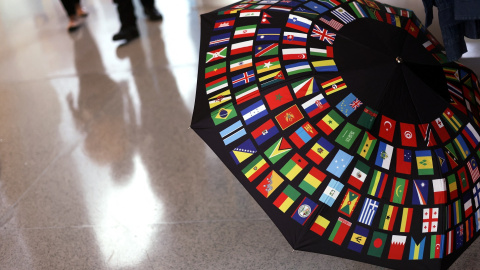 Un paraguas abierto con todas las banderas de los países miembros del FMI, en la tienda de regalos de la sede del organismo internacional, en  Washington. AFP/Getty/Alex Wong