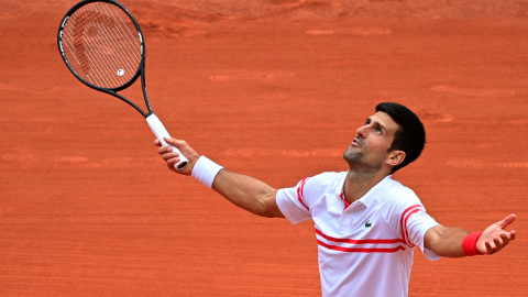 Foto de archivo tomada en junio de 2021 en la que se muestra al serbio Novak Djokovic reaccionando después de ganar un punto contra el italiano Lorenzo Musetti.