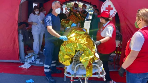 Una de las personas migrantes rescatadas con vida en tras el naufragio de una pesquero con cientos de viajeros a bordo naufragado en el mar Jónico.