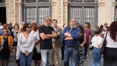 Familiares de Maya Villalobo durante los cinco minutos de silencio en la puerta del Ayuntamiento de Sevilla, a 12 de octubre de 2023.