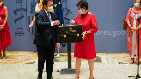 El nuevo ministro de Asuntos Exteriores, Unión Europea y Cooperación, José Manuel Albares, recibe la cartera ministerial de manos de su predecesora, Arancha González Laya, en el Palacio de Santa Cruz, a 12 de julio de 2021, en Madrid