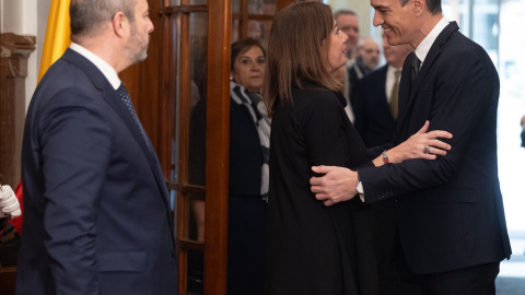 La presidenta del Congreso de los Diputados, Francina Armengol (c), recibe al presidente del Gobierno, Pedro Sánchez (1d), en presencia del presidente del Senado, Pedro Rollán, a su llegada al acto de homenaje a la Constitución. E.P./Eduardo Parra