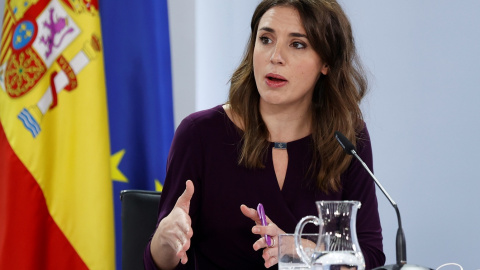 La ministra de Igualdad, Irene Montero, durante la rueda de prensa posterior a la reunión del Consejo de Ministros celebrada en el complejo del Palacio de La Moncloa (15/02/2022).