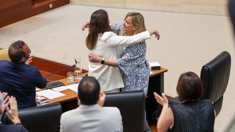 20/6/23 Blanca Martín (d), del PSOE, tras ser elegida este martes en segunda vuelta, presidenta de la Asamblea de Extremadura.