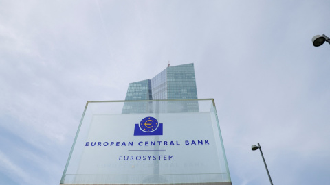 El logo del BCE frente al edificio donde tiene su sede en Fráncfort. REUTERS/Heiko Becker