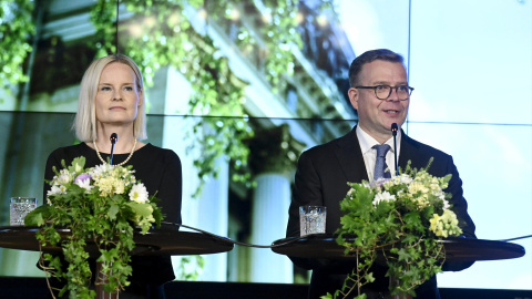 El nuevo Gobierno de Finlandia encabezado por el Primer Ministro Petteri Orpo (R) y la nueva Ministra de Finanzas Riikka Purra